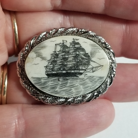 Relisted -Vintage ship brooch scrimshaw style silver tone boat nautical pin - Picture 3 of 11